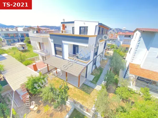 Seferihisa Doğanbeyde Deniz Yakın Bahçeli Satılık 3+1 Villa
