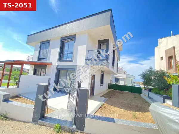 Seferihisar Payamlı’da Teras Keyfi Ve Deniz Esintisi: Satılık Masrafsız 3+1 Köşe Villa