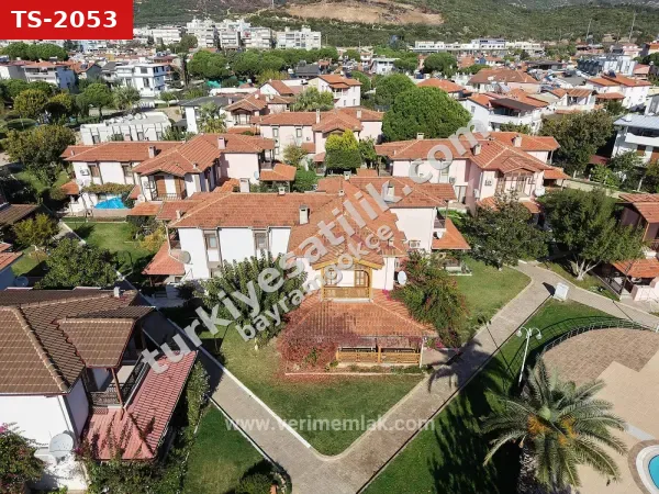 Seferihisar Erdem Tur Sitesi’nde Havuzlu Ve Güvenlikli Müstakil Konfor Satılık 3+1 Villa