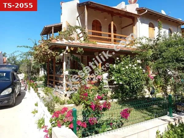 Doğanbey De Denize Sıfır Siteiçersinde Yüzme Havuzu Satılık 3+1 Villa