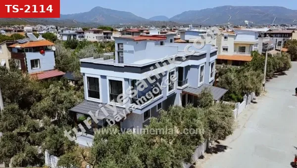 Seferihisar.cumhuriyet Mah.denize 500m Mesafede,geniş Bahçeli Satılık 3+1 Villa"