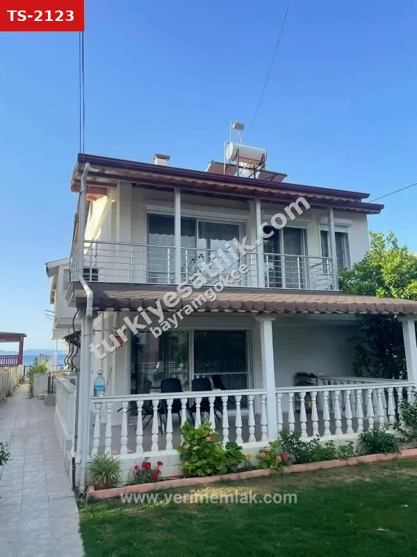 Özdere'de Sahile Sıfır Konumda Geniş Bahçeli Villa