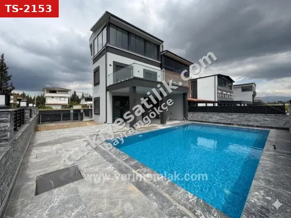 Seferihisar Cumhuriyet'te Denize 750m Mesafede, Müstakil Havuzlu Lüks 3+1 Villa!
