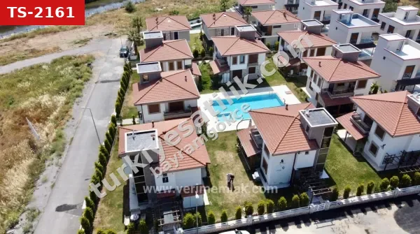 Seferihisar’cumhuriyet Mahallesi’havuzlu Site İçinde, Denize Yakın Lüks 3+1 Villa!