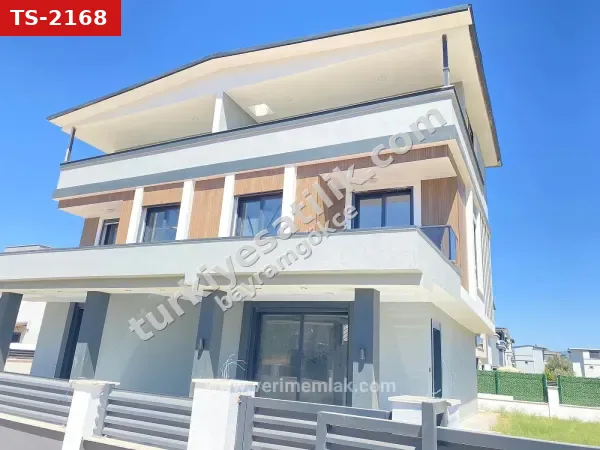 Seferihisar Cumhuriyet Mahallesi Mavi Bayraklı Plajın Satılık 3+1 Villa