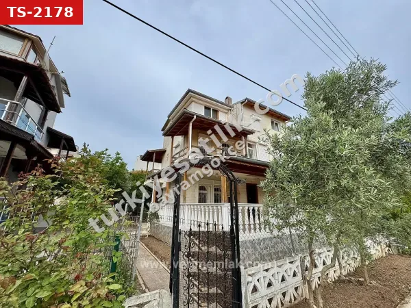 Seferihisar Cumhuriyet Mah.'de denize 750m havuzlu, meyve bahçeli satılık 4+1 Villa