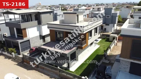 Seferihisar Cumhuriyet Mahallesi’nde Modern & Müstakil Havuzlu Lüks Satılık 3+1 Villa