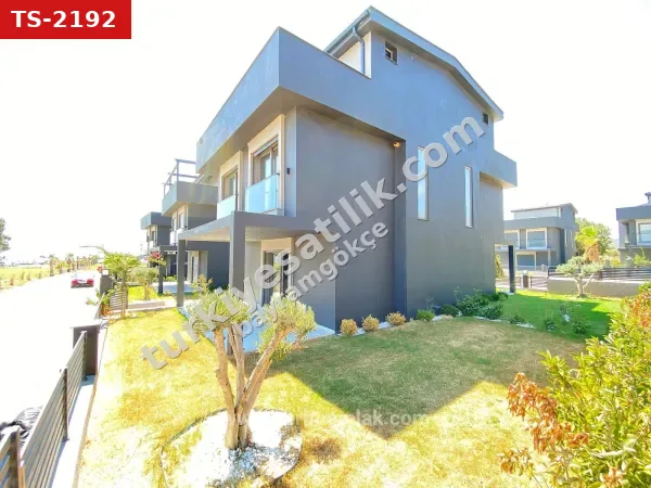 Seferihisar Sakız Ağacı'nda Denize Sıfır, Modern Tasarımlı Satılık 3+1 Müstakil Villa
