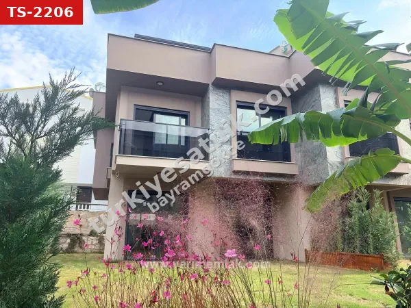 Özdere'de Deniz Tarafında Havuzlu 3+1 Lüks Yapım Özel Villa