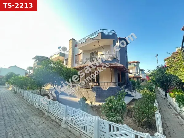 Gümüldür'de denize 100m site İçerisinde geniş bahçeli satılık 4+1 villa