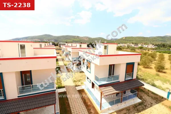Seferihisar Doğanbey'de Tek Müstakil Geniş Bahçeli Satılık 3+1 Villa