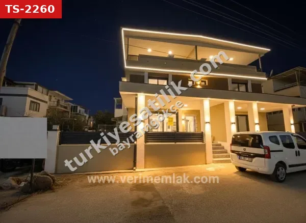 Seferihisar Cumhuriyet'te Denize Yürüme Mesafesinde Lüks 3+1 Köşe Villa